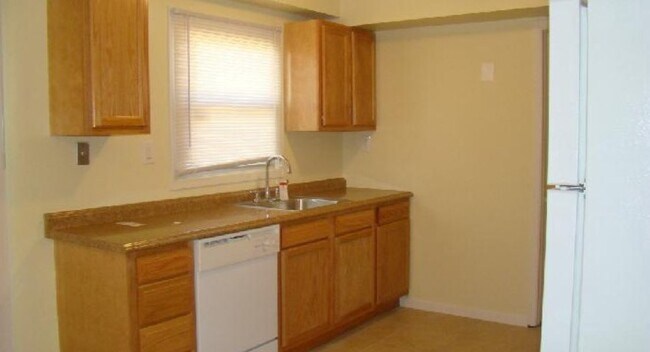 Building Photo - 12 Ember Ln