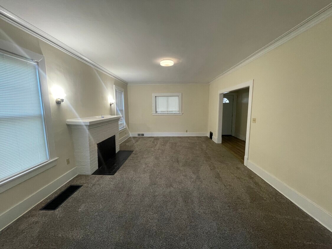 Primary Photo - 268 Crandall Ave