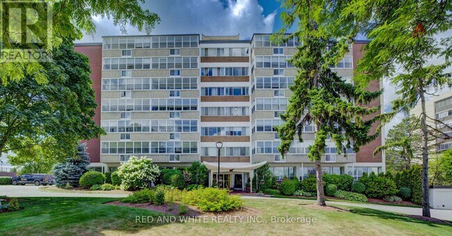 Photo du bâtiment - 45-445 Westmount Rd N