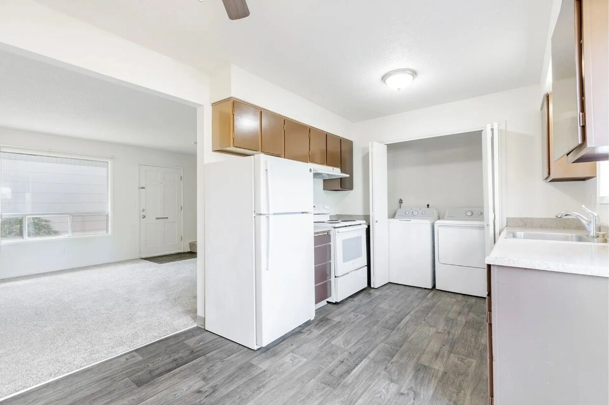 Cozy 2 bedroom, 1 bathroom apt near Downtown Milwaukie. Discounted rent for the first 2 months! - Cozy 2 bedroom, 1 bathroom apt near Downtown Milwaukie. Discounted rent for the first 2 months!
