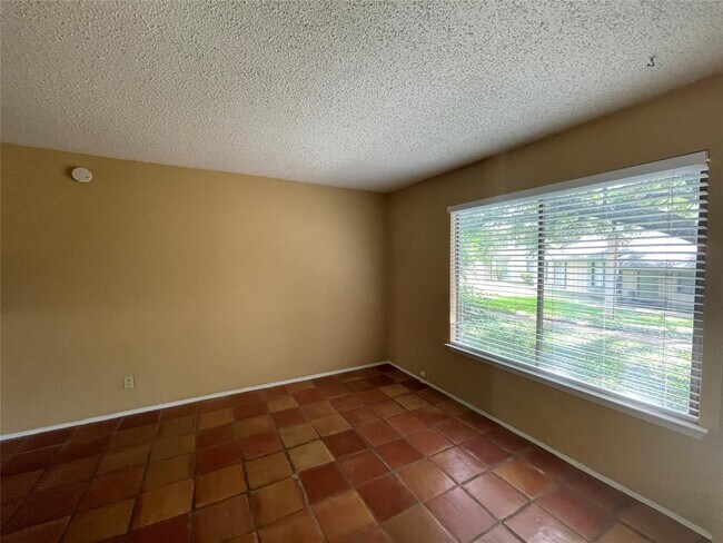 Foto del edificio - 9611 Blue Creek Ln