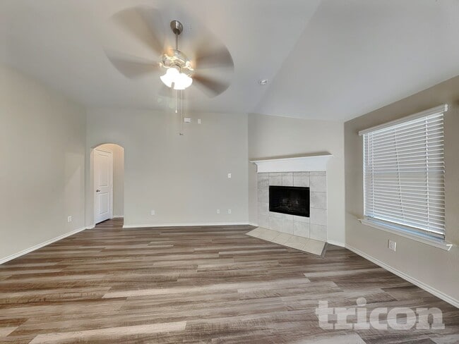 Building Photo - 2557 Hadley St