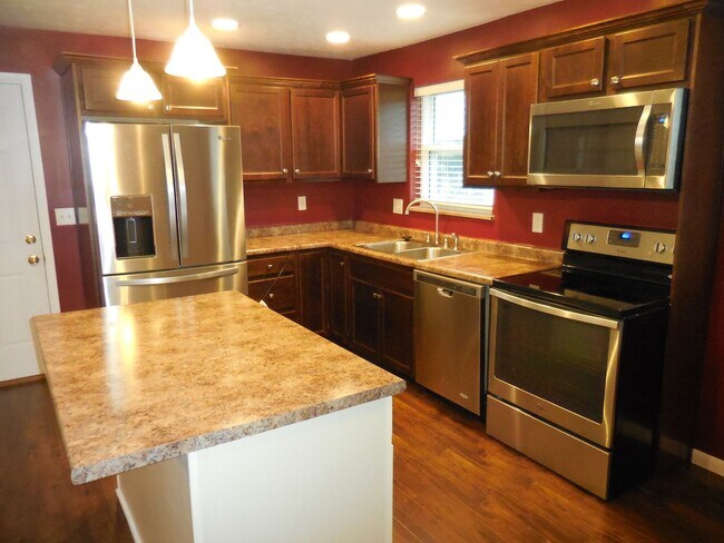 Foto del edificio - Gorgeous Two Bedroom/Two Full Bath Renovated Home In Kettering w/Full Finished Basement