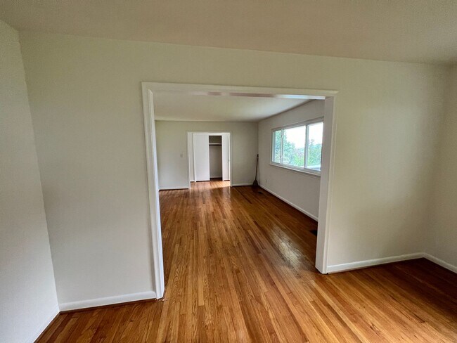 Foto del edificio - Three Bedroom Two Bathroom House For Rent