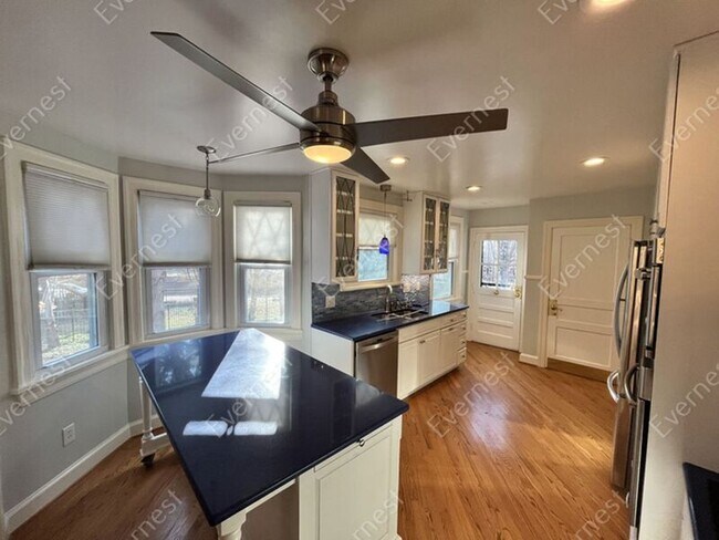 Building Photo - 545 Skyview Dr