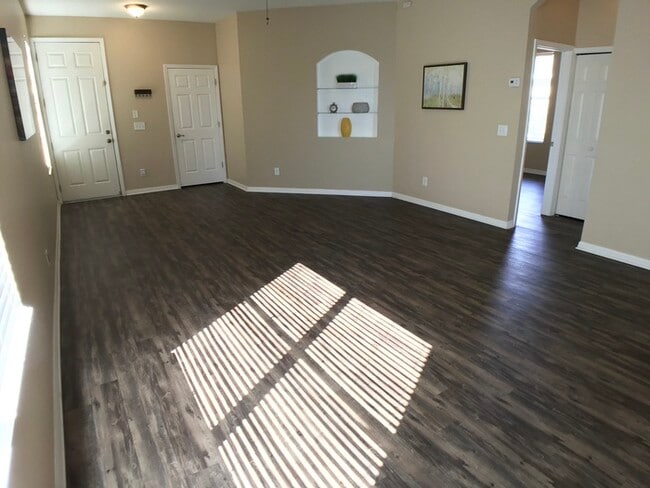 Building Photo - 3/2/2 in Riverview