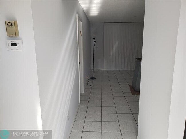 Foto del edificio - 6000 NW 64th Ave
