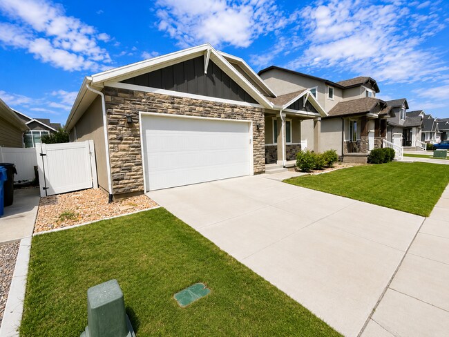 Building Photo - Beautiful 5-bedroom home is a must see!!