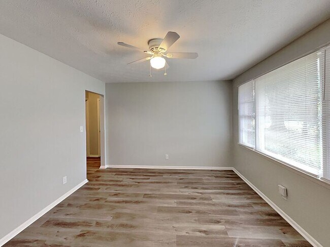 Foto del edificio - 6053 Elmgrove Ave