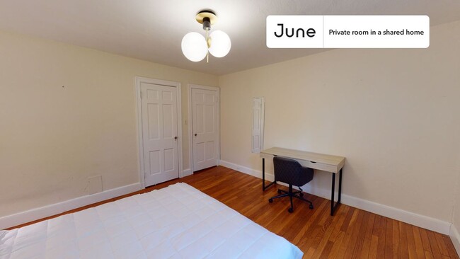 Building Photo - Private bedroom in 3 bed/1.5 bath Home