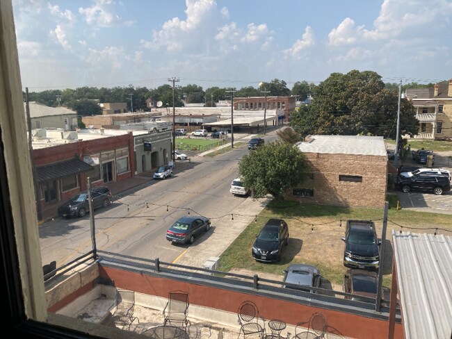 Foto del edificio - 301 N Austin St