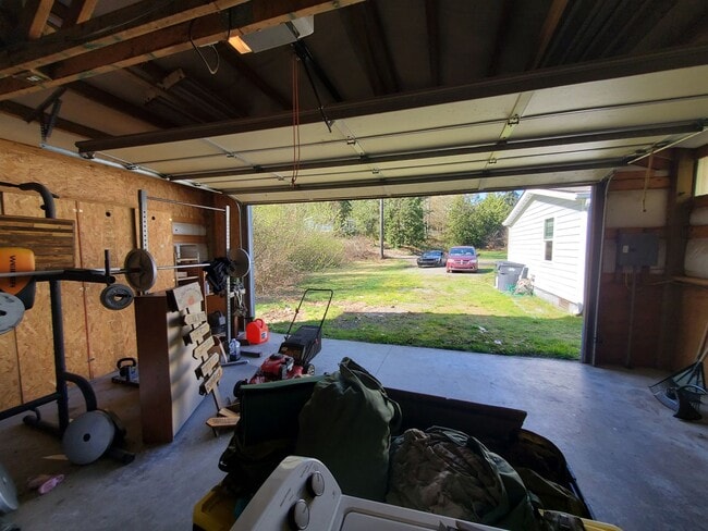 Building Photo - Spacious Rambler on Quiet 1/2 Acre