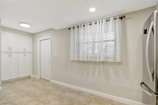 Foto del edificio - 4940 E Sabal Palm Blvd