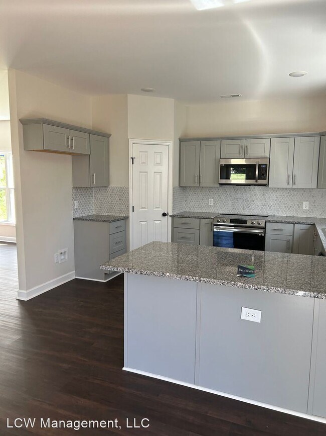 Building Photo - 4 br, 2.5 bath House - 4830 Tiffany Avenue