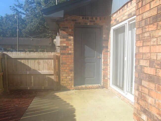 Building Photo - Convenient to Navy Federal & Pine Forest/N...