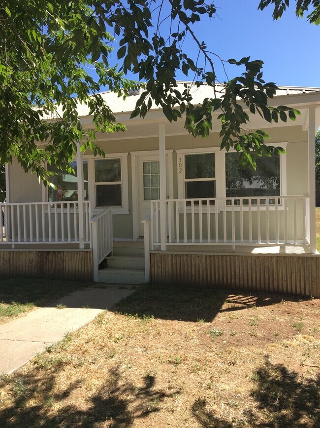 Building Photo - Adorable house includes utilities