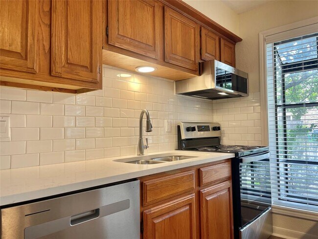 Building Photo - 1311 Antoine Dr