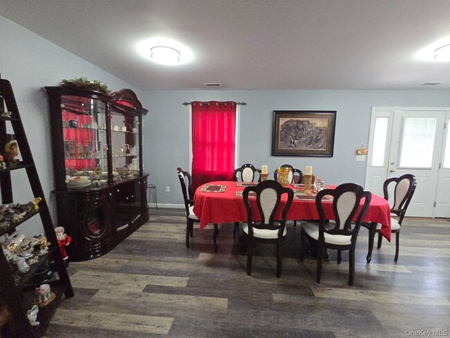 Building Photo - 60 Oak St