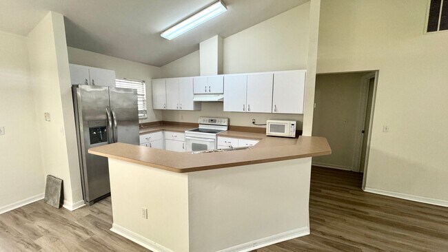 Building Photo - Spacious Home in great SW Location!