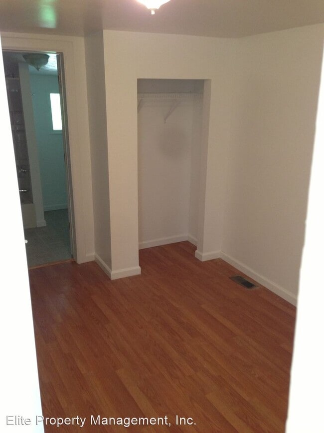 Building Photo - 3 br, 1 bath House - 224 Earl Way