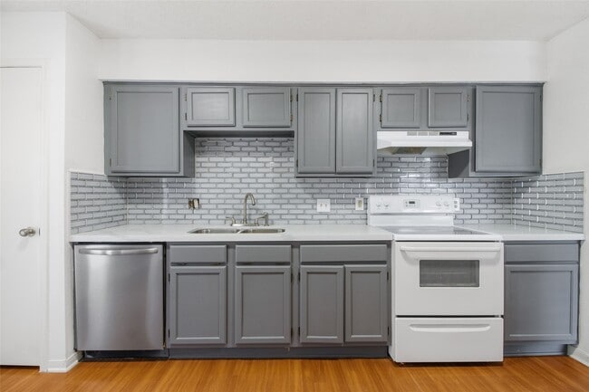 Building Photo - 2417 Hedgerose Ln