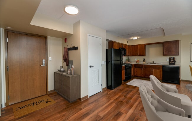Building Photo - Commodore Place Apartments