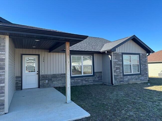 Building Photo - Now Available FOR RENT 4 Bed 2 Bath | Summit Pass Subdivision | Waynesville, MO