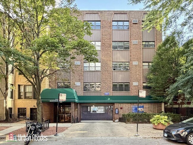 Building Photo - 557 W Arlington Pl