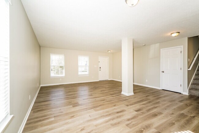 Building Photo - 729 Tulip Ln