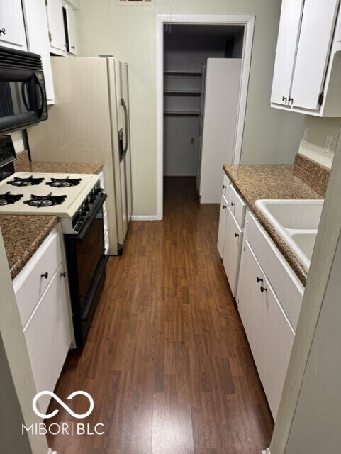 Foto del edificio - 974 Greenwood Trail W Dr