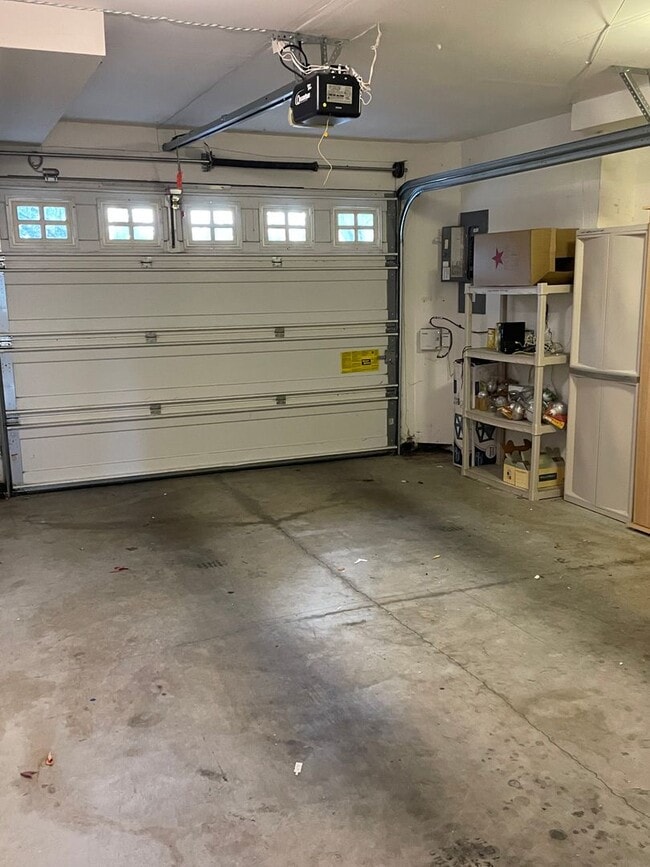 Building Photo - 3br/3ba Townhouse near 170th ave MAX station