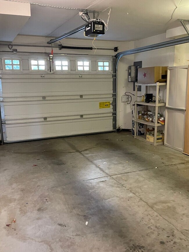 Building Photo - Holiday Move-in Special! 3br/3ba Townhouse near 170th ave MAX station