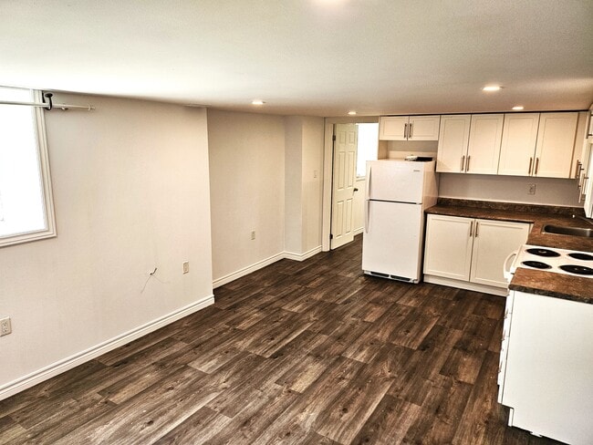 Building Photo - 8 Wellington St