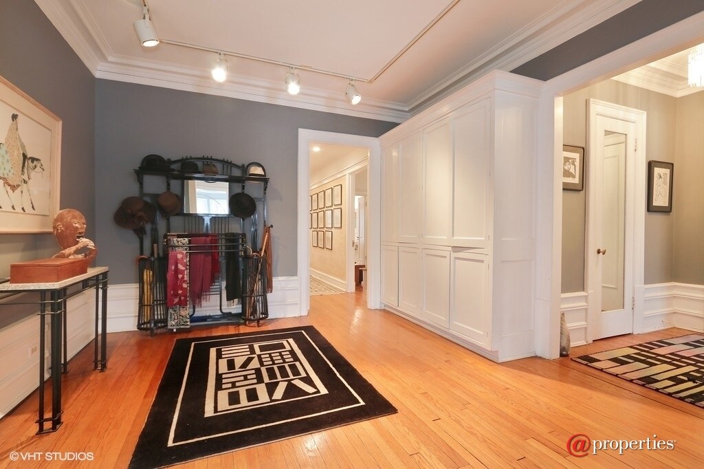 Entry way - 305 W Fullerton Pkwy