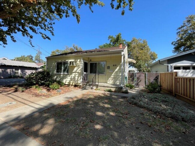 Building Photo - Great 1 Bedroom in the Heart of Woodland