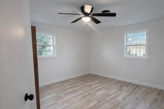 Building Photo - 2122 Sun Cir