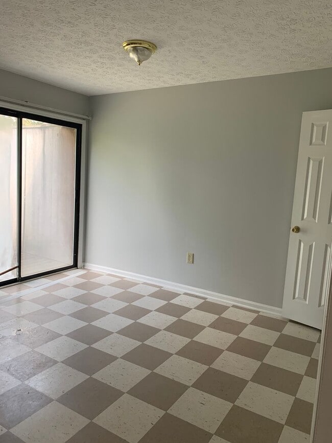 Building Photo - 2BR/ 2Bath on Eastside! Available end of July 2026
