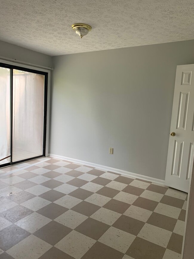 Foto del edificio - Large 2BR/2Bath on Eastside! Available mid...