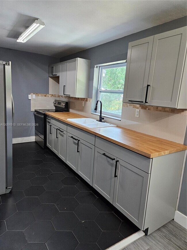 Foto del edificio - 5627 SW 26th St