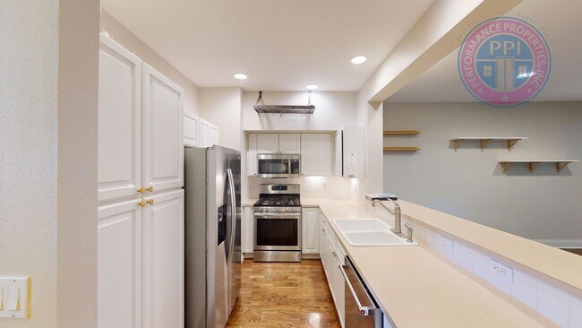 Foto del edificio - Stylish Townhouse, Luxury Amenities Throug...