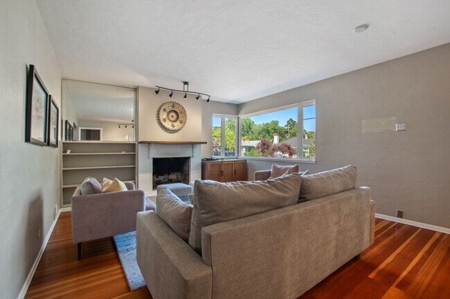 Building Photo - Old Southwest 2 bed / 1 bath / 1 car garag...