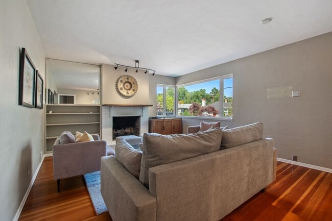 Building Photo - Old Southwest 2 bed / 1 bath / 1 car garage REMODELED & Move In Ready