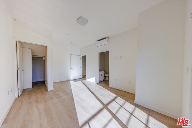 Foto del edificio - 1187 Crenshaw Blvd