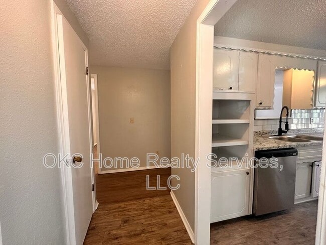 Building Photo - 9313 NE Stardust Ln