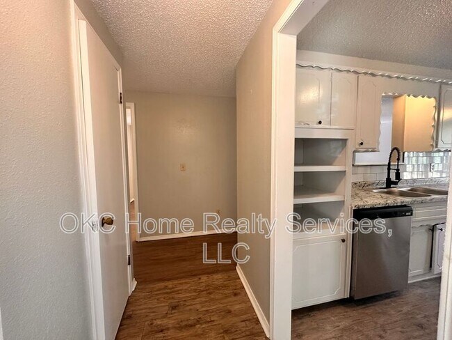 Foto del edificio - 9313 NE Stardust Ln