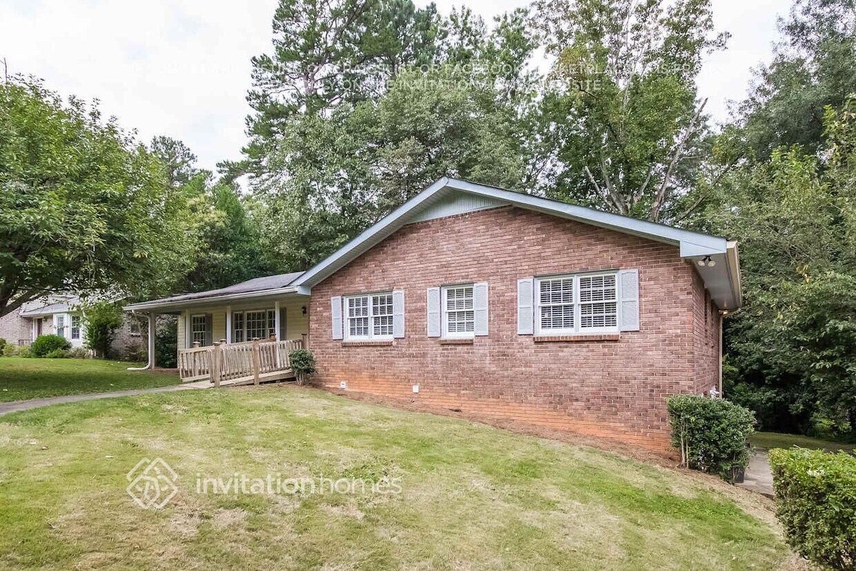 Primary Photo - 680 Foxcroft Cir SE