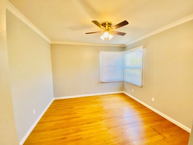 Foto del edificio - Stunning Allied Gardens Home- Upgraded with a Beautiful View!