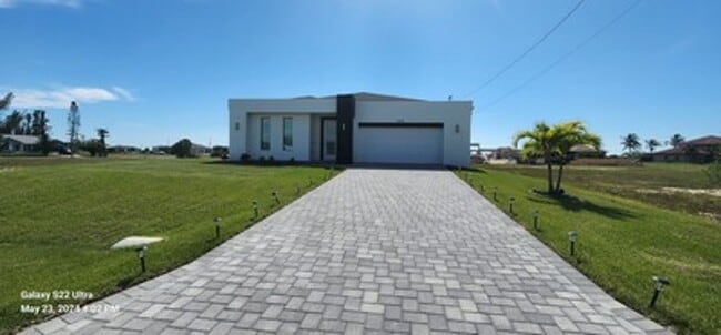 Building Photo - Charming 3BR/2BA/2 Car Garage Plus Den/Off...