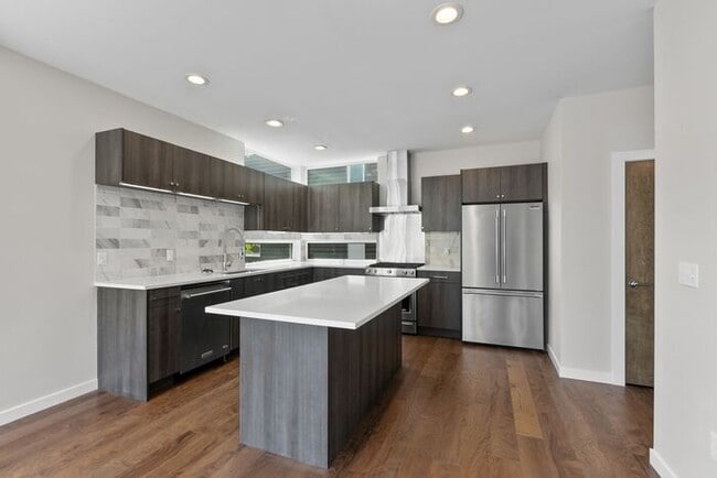 Building Photo - Trendy West Seattle Townhome w/Air Conditi...