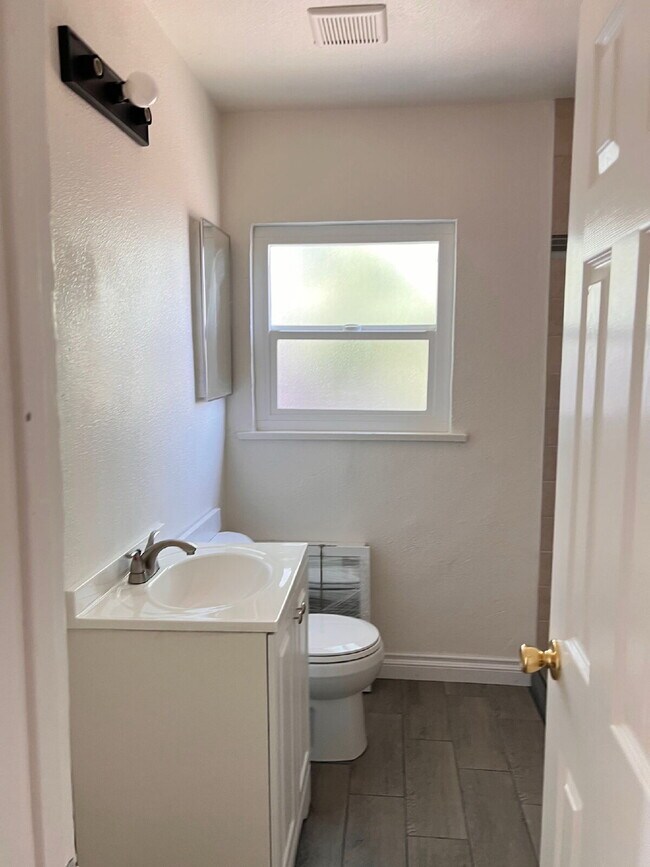 Foto del edificio - Newly renovated 2br 1bath near the 215